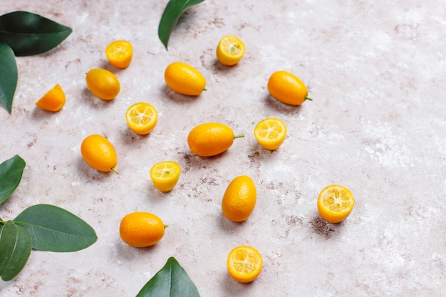 Mise à plat de kumquats sur une surface en béton