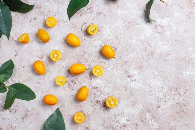 Mise à plat de kumquats sur une surface en béton