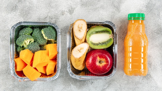 Mise à plat de légumes et de fruits dans des casseroles