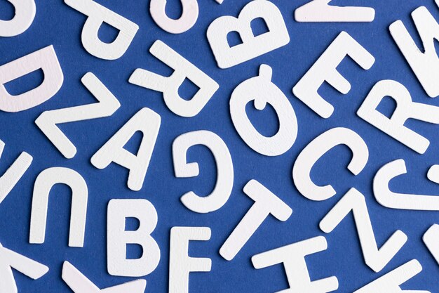 Mise à plat des lettres de l'alphabet pour la journée de l'éducation