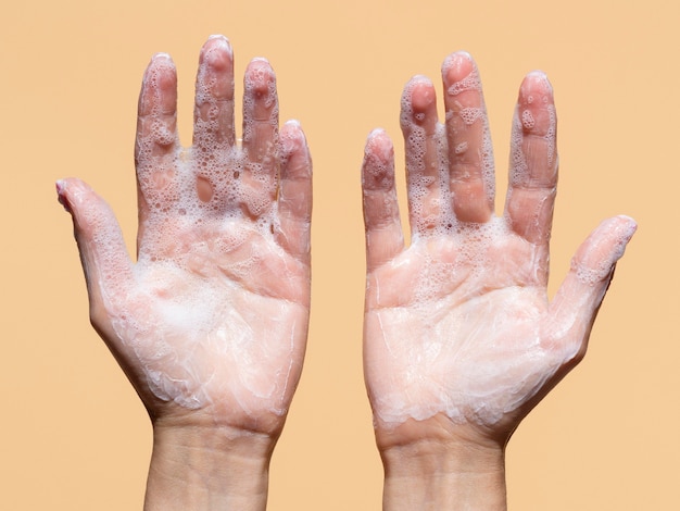 Mise à plat des mains mousseuses de savon