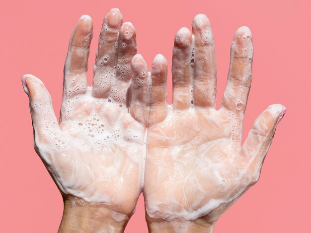 Mise à plat des mains mousseuses de savon