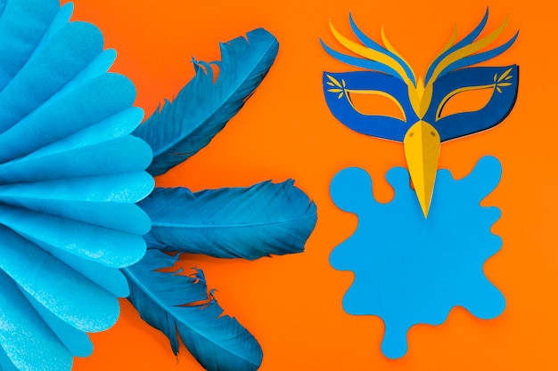 Mise à plat de masque et ventilateur en papier pour le carnaval avec des plumes
