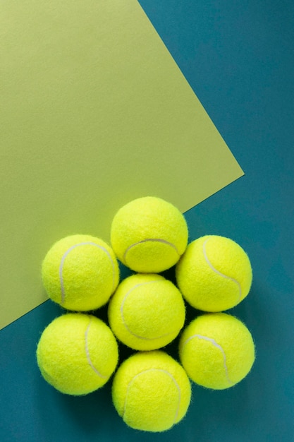 Photo gratuite mise à plat de nouvelles balles de tennis avec espace copie