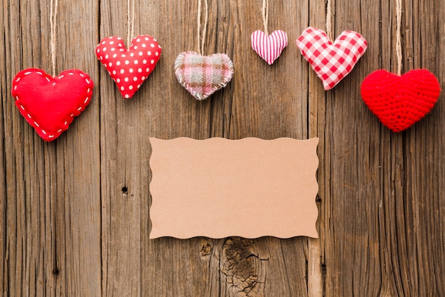 Photo gratuite mise à plat d'ornements de saint valentin avec du papier