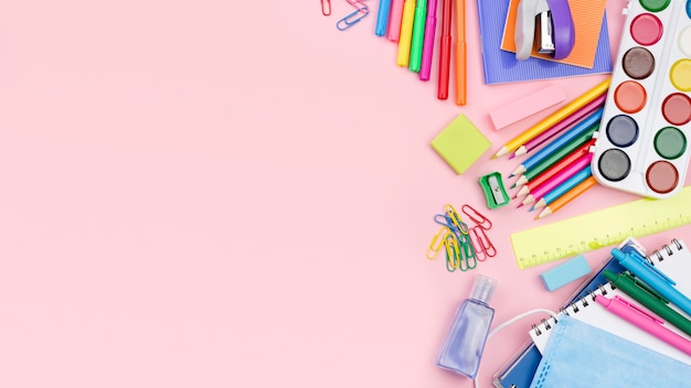 Mise à plat de la papeterie de retour à l'école avec des crayons colorés et un espace de copie