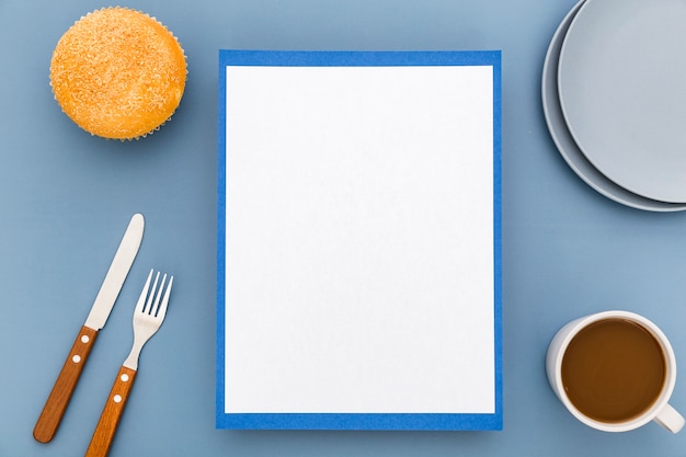 Mise à plat de papier de menu vierge avec assiettes et café
