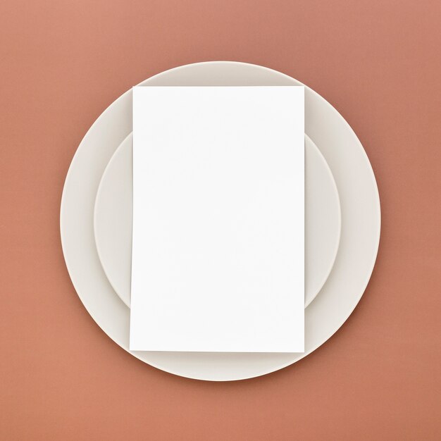 Mise à plat de papier de menu vierge sur des assiettes