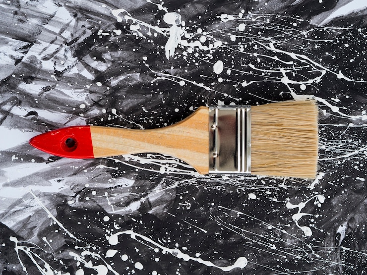 Photo gratuit mise à plat de peinture et pinceau