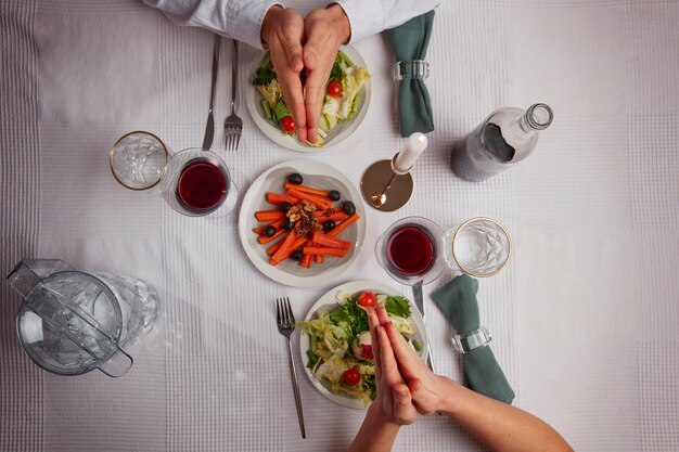 Mise à Plat De Personnes Ayant Un Festin Pour Le Premier Jour Du Seder De La Pâque