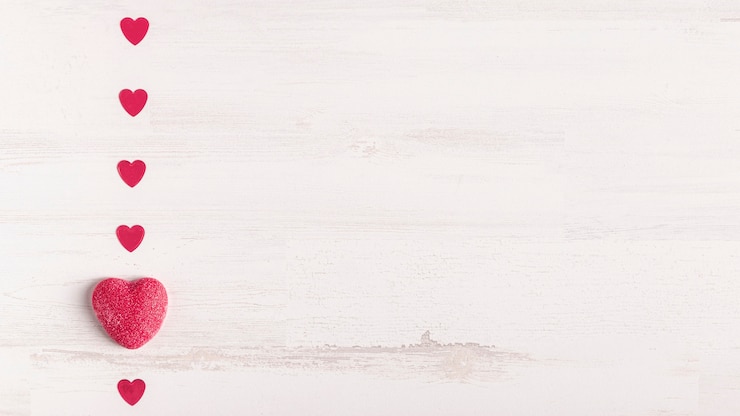 Photo gratuit mise à plat de petits coeurs mignons