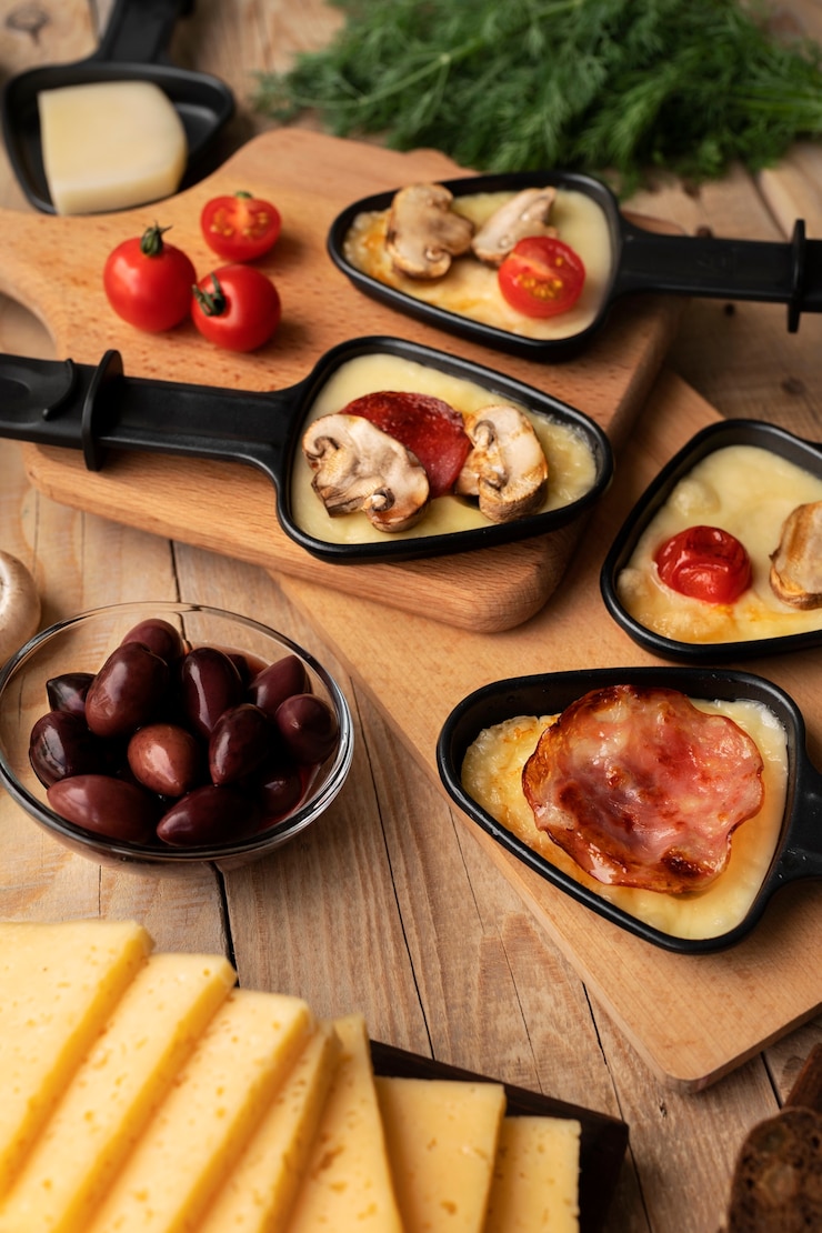 Photo gratuit mise à plat d'un plat à raclette avec des ingrédients et des plats délicieux