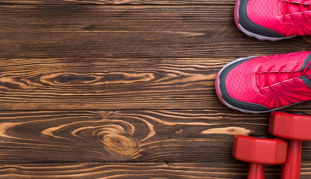 Mise à plat de poids avec des baskets et un espace de copie