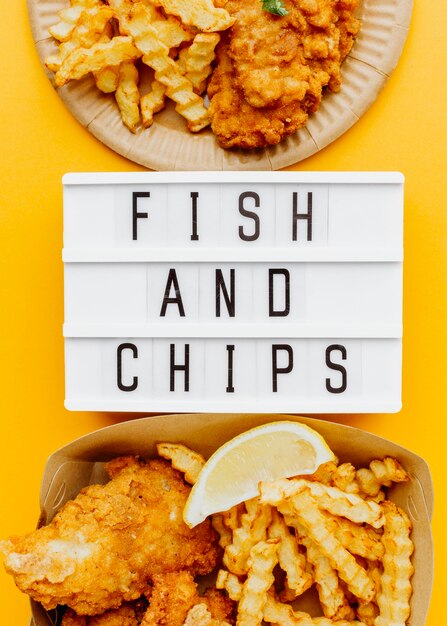 Mise à plat de poisson et frites avec boîte à lumière et sauce