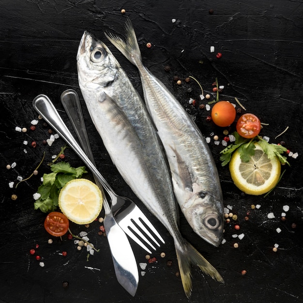 Mise à plat de poisson avec des tomates et des couverts