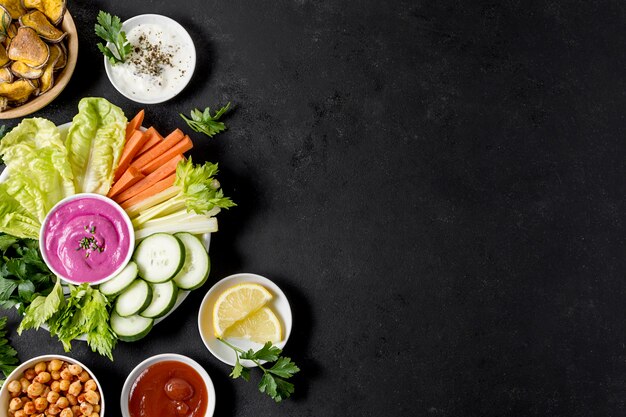 Mise à plat de pommes de terre rôties dans un bol avec des légumes et de l'espace de copie