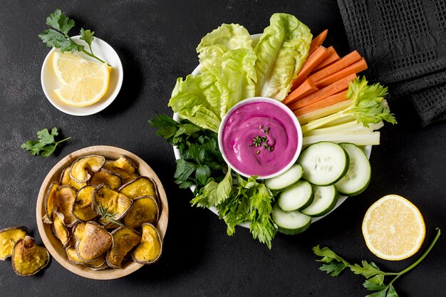 Mise à plat de pommes de terre rôties dans un bol avec des légumes