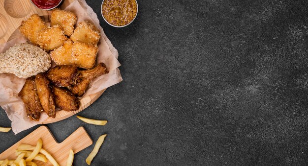 Mise à plat de poulet frit avec des frites et de l'espace de copie