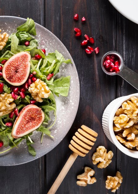 Mise à plat de la salade de figues d'automne sur une assiette avec des noix