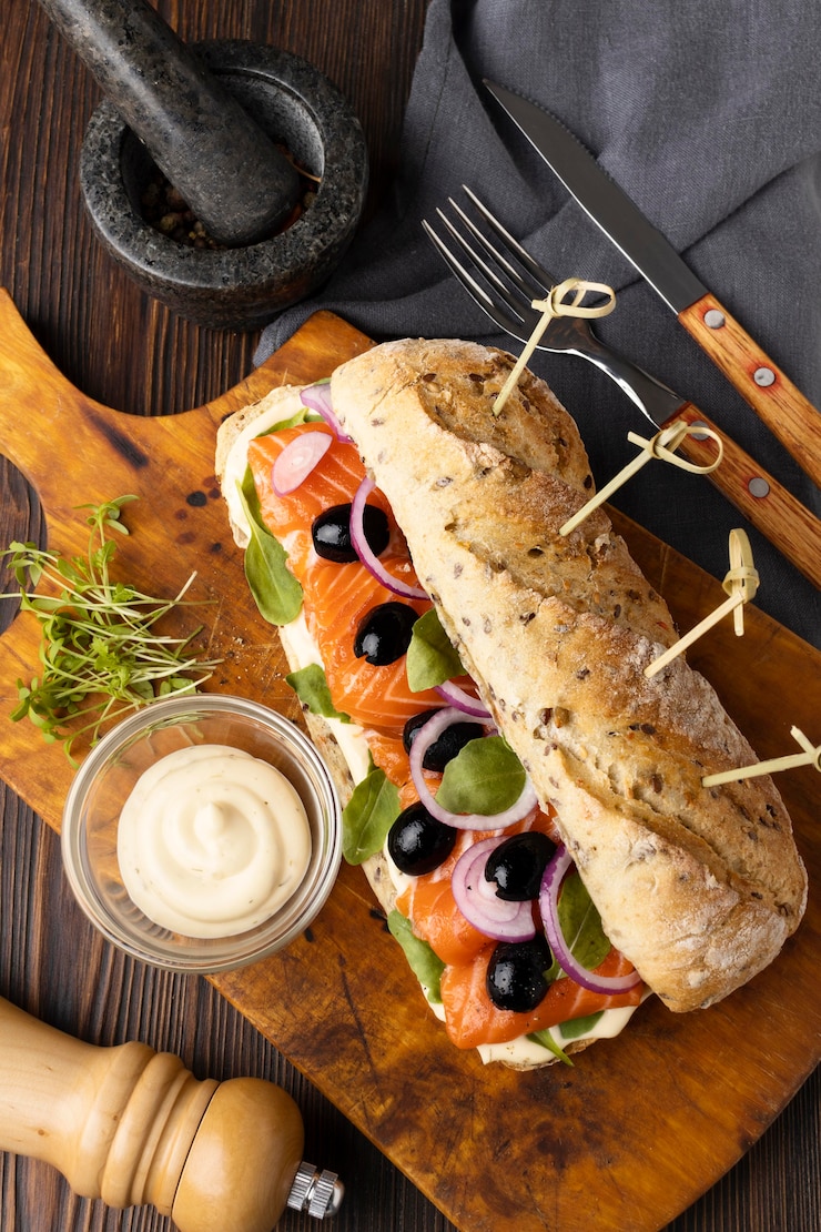 Photo gratuit mise à plat de sandwich aux olives et saumon