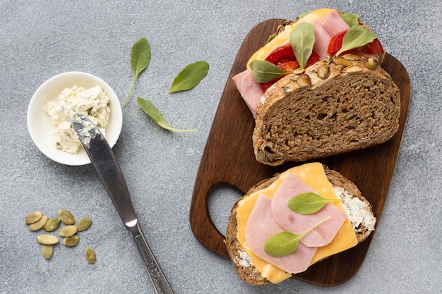 Mise à plat de sandwich aux tomates et bacon