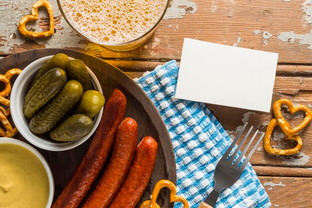 Mise à plat de saucisses avec bière et saucisses