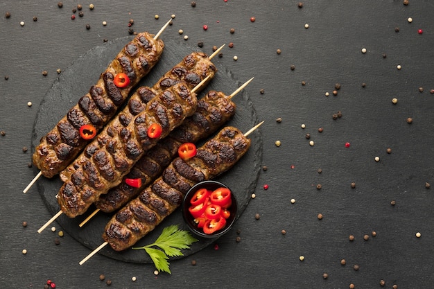 Mise à plat de savoureux kebab avec condiments sur assiette