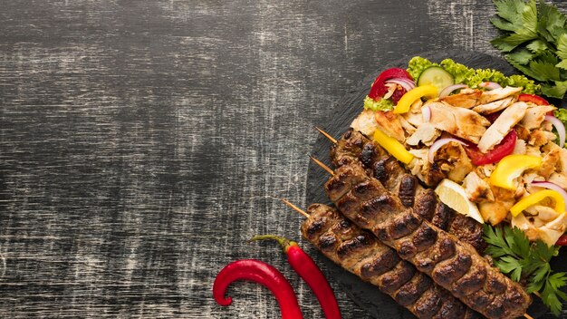 Mise à plat de savoureux kebab avec espace copie et salade