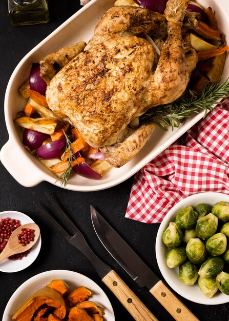 Mise à plat de la table de Thanksgiving avec du poulet rôti et d'autres ingrédients