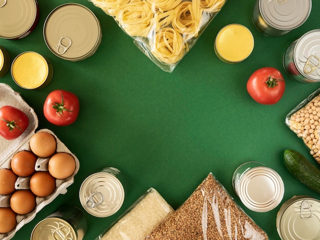 Photo gratuite mise à plat de tas d'aliments frais pour le don