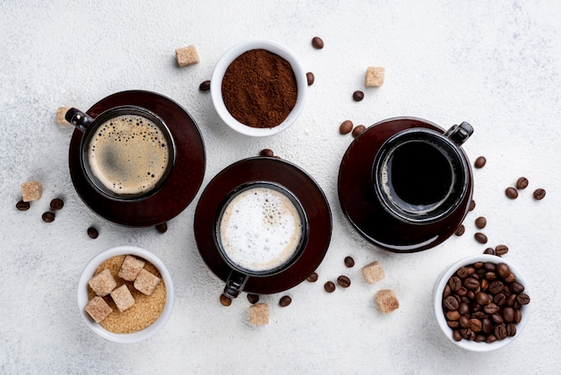 Mise à plat de tasses à café sur la table