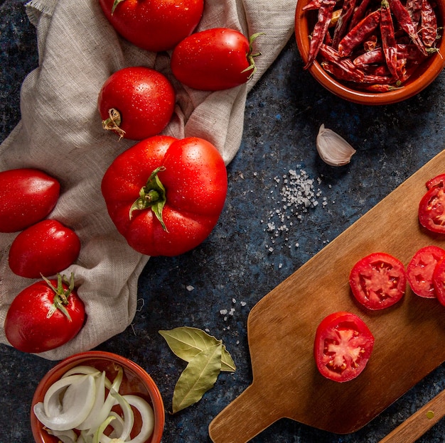 Photo gratuite mise à plat de tomates avec piment et oignon