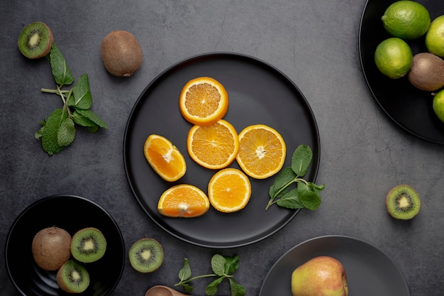 Mise à plat de tranches de mandarine sur plaque avec kiwi