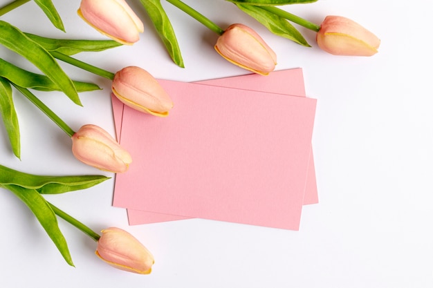 Mise à plat de tulipes et de papier avec espace copie pour la Saint Valentin