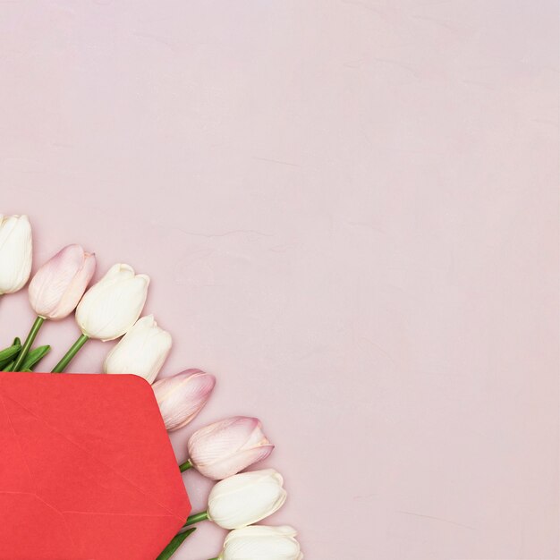 Mise à plat de tulipes pour la fête des mères avec espace copie