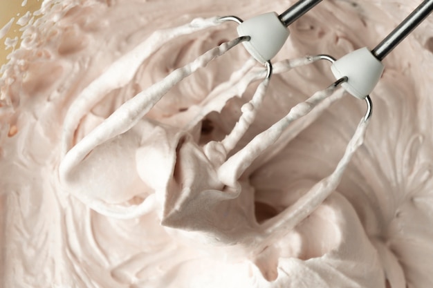 Photo gratuite mixer et délicieuse crème rose