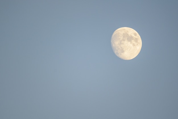 Photo gratuite mmoon monte dans le ciel