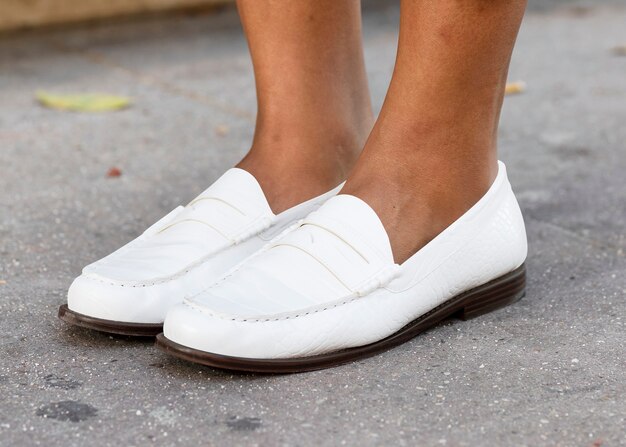 Photo gratuite mocassins en cuir blanc chaussures mode femme