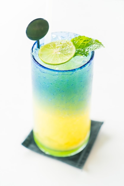 Mocktail coloré au citron
