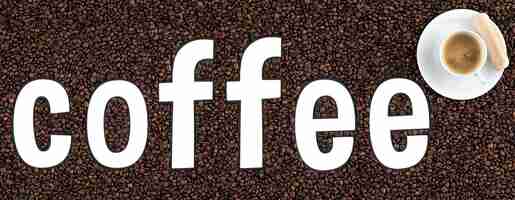 Photo gratuite mockup de grains de café sous la forme du mot café et tasse d'espresso vue de haut