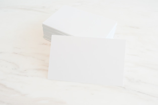 Mockup of blank business cards stack on marble table background. Modèle pour ID. Pour les présentations de conception et les portefeuilles.