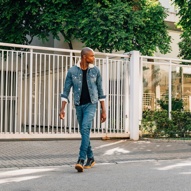 Mode beau jeune homme africain traversant la route