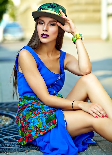 Mode élégante belle jeune femme brune modèle en été hipster vêtements décontractés colorés posant sur la rue