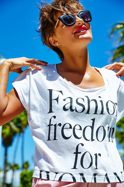 Photo gratuite mode élégante belle jeune femme brune modèle en vêtements décontractés hipster d'été posant