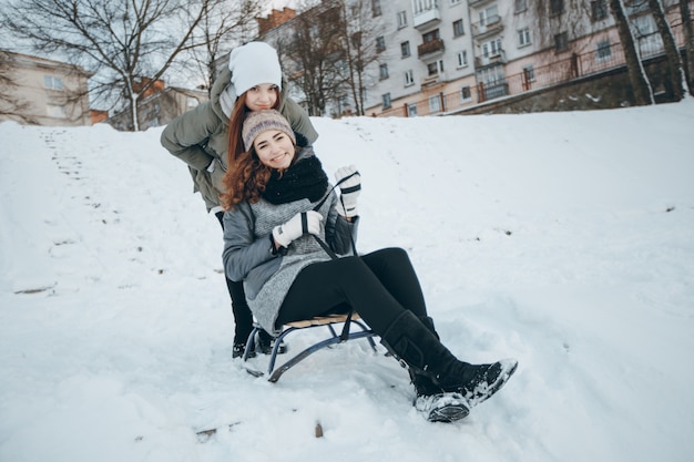 Mode féminine joyeuse jolie marche