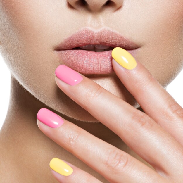 Mode femme avec de beaux ongles multicolores