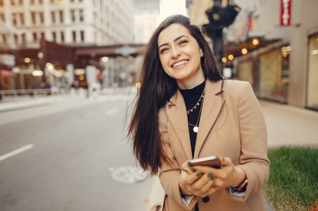 Mode fille marchant dans une ville en pleine effervescence