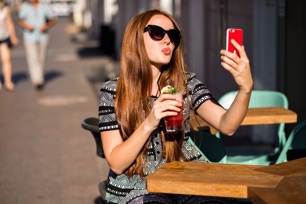 Mode jeune femme aux cheveux longs et sourire étonnant