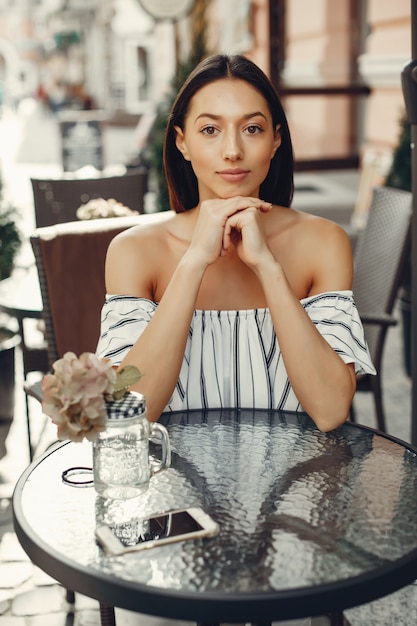 Mode jeune fille dans un café d&#39;été