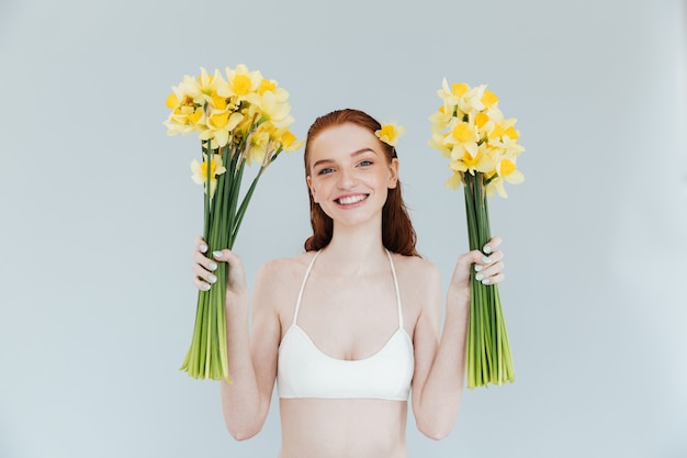 Mode portrait d'une femme rousse heureuse souriante